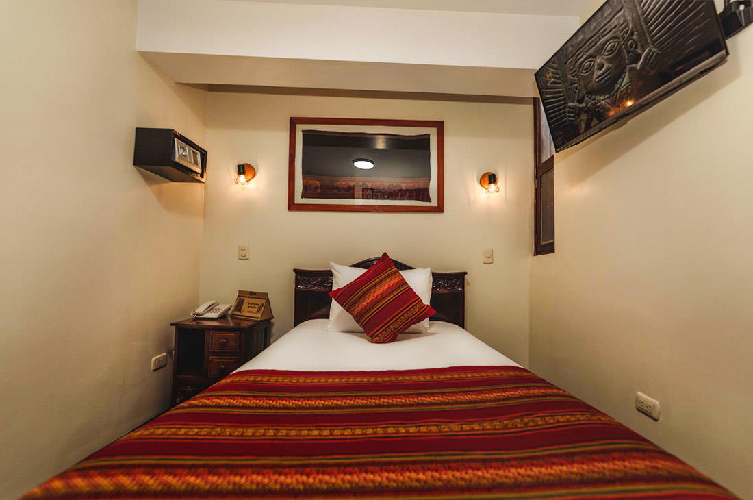 Habitacion Individual Económica cama de plaza y media